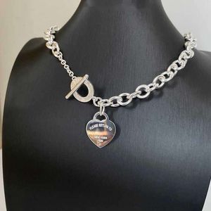 Pendanthalsband 2024 Designer 925 Sterling Silver T Family Peach Heart Pendant Tjock kedja OT Halsband Kvinnor Hjärtformad benben Justerbart temperament