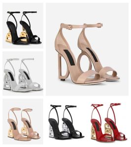 2023 Moda Yaz Lüks Markaları Patent Deri Sandalet Ayakkabı Kadın Pop Topuk Goldpated Karbon Çıplak Siyah Kırmızı Pompalar Gladyatör SA3920151