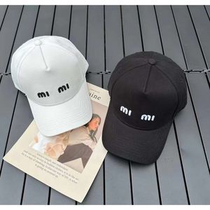 Il nuovo cappellino da baseball di Mu Mu, realizzato interamente in tessuto di fascia alta di questa estate, è leggero