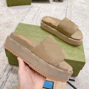 Designer Sandaler tofflor Summer Men Women Shoes Shaped Multicolor Luxury Slides Gjuten fotbädd i svart tonalt gummisula med präglad logotyp på Outer Side 01