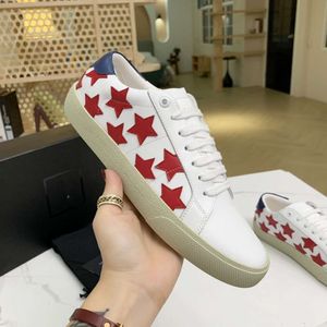 2024 Casual Par New Product Little White Star Board Versatile Trendy Classic broderade och slitna dukskor