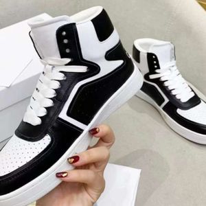 Le stesse sneaker di Yang Mi per le donne sono versatili alla moda.Genuino colore in pelle abbinata in pizzo tondo tondo sport perforato traspirato e casual