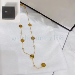Lettere Crystal Designer a pendente Pearl Necklace Chain Collane marca di marca 18k Gold Titanio Chirtore in acciaio Vogue Accessori per gioielli da sposa Regalo con scatola