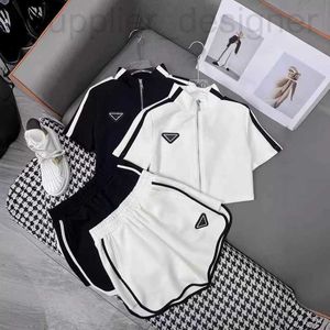 Kvinnors tvådelade byxor Designer Trendy 24 Spring New Triangle Outline Shirt Style Half Sleeped Top With Shorts och liten kjol Casual Fashion Set Eyr1