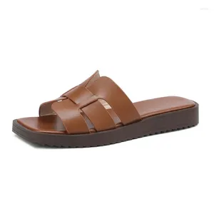 Slipare delade läderkvinnor väver tofflor 2024 Summer Ladies Flat Slieds White Brown Sexy Woman Beach Casual Shoes