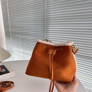 23SS Women's Luxury Designer Tote Bag Flip Fur Bucket Bag Women's Tote Crossbody Bag Shoulder Bag Makeup Bag Coin Purse 22CM Kljpr