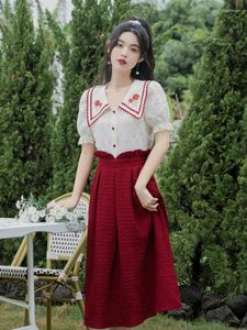 Arbetsklänningar Korea eleganta tvådelade kvinnor kjol set sweet outifits spets broderi blus röda midi kjolar koreanska mode 2 st kläddräkt