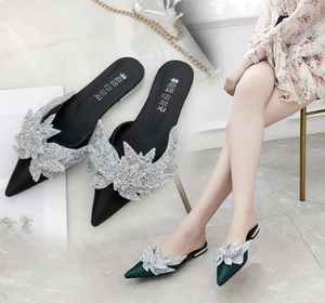 2018 Säljer tofflor Tunga pärlor Sekvenserade pekade tå Satin Slides Flat Mules Summer Fashion Shoes Women5670679