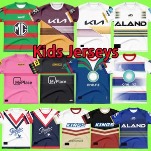 Nya 2024 Kids Rugby Jerseys Zealand Warriors Dolphins Brisbane Broncos Parramatta Eels Roosters South Sydney Rabbitohs Penrith Panthers pojkar
