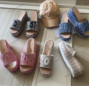 Classics Designer Slides Sandals Women Paris Slippers entrelaçados de fivela de fivela plana