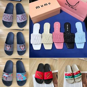 Designer glider män kvinnor tofflor gummisandal platta blommor jordgubbar tiger gröna röda vita skor strand utomhus blomma flip flops med ruta 35-47