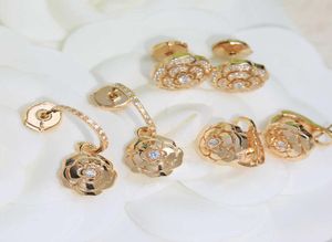 Nova tendência de moda que vende joias S925 Sterling Silver Silver Champagne Gold Camellia Rose Brincos elegantes Lady Women039s Ear STU7815281