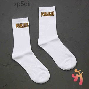 Rhude Socksシンプルな手紙高品質の綿ヨーロッパヨーロッパアメリカンストリートトレンドソックス男性と女性の靴下暖かく快適な針靴