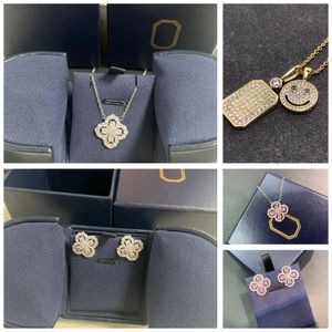 Fashion designer a quattro foglie Fiori a trifoglio Collana a sospensione Donne di alta qualità Diamanti rosa Sorriso Name Orecchini per le targhette Set di gioielli