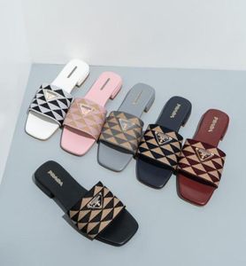 2023 Summer Luxury Sandals Designer Women Flip Flops Slipper Fashion Guine Leather Slides Metal Chain Ladies Casual Shoes5980969