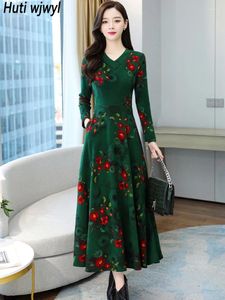 Casual Dresses 2024 Winter Plus Velvet Thick Warm Long Dress Women Luxury Bodycon Elegant Party Green Vintage Print Night Vestidos