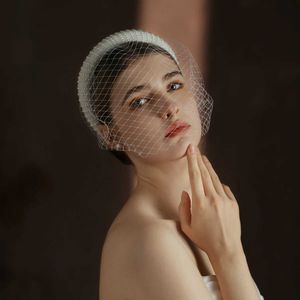 Wedding Hair Jewelry 2 in 1 Wedding Bridal Cage Veil Fishing Net Mesh White Short Brides Blusher Veil with Elegant Pearls Hair Hoop V320