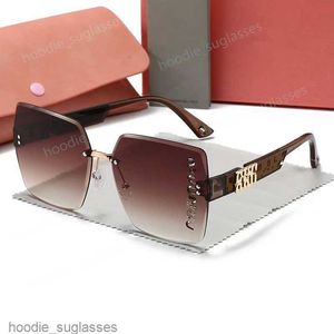 2024 Muis Designer Womens Oval Frame Glasses Uv Hot Selling Property Squared Sunglasses Metal Legs Miuss Letter Design Sunglasses with BoxFCY2