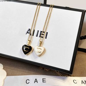Varumärkesbrev hänge hjärta designad för kvinnor lång kedja guldpläterad halsband designer smycken utsökta tillbehör par gåvor utan