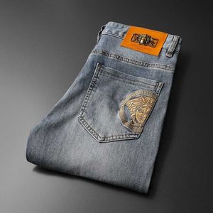 Herr jeans designer sommar ny mäns smala fit beskurna jeans mode personliga ungdomsjeans