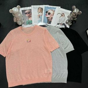 Kadın T-Shirt Tasarımcısı Gaoding Luo Aile Akademisi Stili 24 Yaz Yeni İnce Yün İpek İşlemeli Yuvarlak Boyun Kısa Kollu Örme T-Shirt C6U0