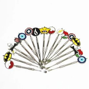 Partihandel Metal Cartoon Wax Dab Tool Rökningstillbehör med märke Mönster Oljeriggar Dabs Stick Carving Tools Dry Herb Dabber Nail Quartz Banger Water Pipes Bongs