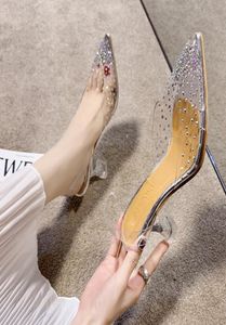 Сандалии прозрачные женщины заостренные прозрачные хрустальные чашки высокого каблука шпильки сексуальные насосы летние туфли.