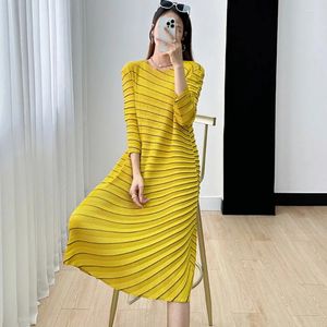 Lässige Kleider Miyake Plissee Kleid Frauen 2024 Herbst Modische modische Farbpeplum runden Hals Langarm Medium Medium Lose Lose große Größe