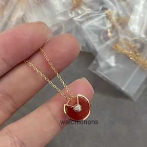 Högkvalitativ lyxhalsband Cartter Amulet -halsband pläterad med 18K guld CNC White Fritillaria Red Agate Safety Talisman Pendant CollarBone Chain Chain