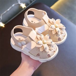 Sandały letnie dzieci słodka księżniczka moda pokrytą palce u stóp miękki non -poślizg różowy kwiat dzieci snap guzika płaskie buty swobodne 240426