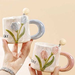 Mugs Tulip Cup Creative Ceramic Cup med handtag och sked gåva söt par kaffe och vatten cup bröllop födelsedagspresent j240428