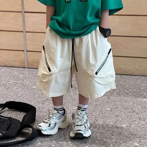 Spodnie Dzieci Ubranie w stylu koreańsko -osobowości luźne szorty 2024 Summer Boy Fashion Cool All Match Spodnie ładunkowe