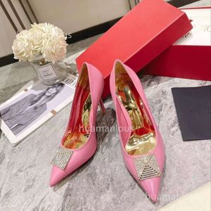 Flache Absatz hohe Pumpen Paris Designer Single Valentyno Diamond Shoes Fashion 2024 Ferse Hochspitze Bolzen Wasser Vlogoo Nieten Neue Sandalen VVQR