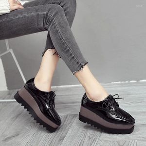 Lässige Schuhe Frauen Höhenhöhe Erhöhung der Schnüre -up erhöhte Sneaker Patentkeil Oxfords