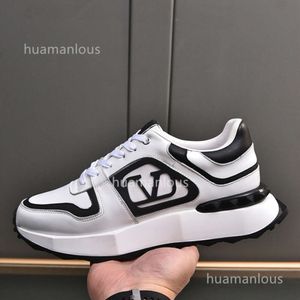 SOLES 2024 Designer de placa Mens Valentyno Brand Shoes Sneakers Stud Trendy Trainer Gross Vlogoo New Genuine Leather C5CX