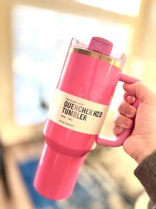 Pink Flamingo 40oz مرسى H2.0 أكواب القهوة أكواب في الهواء الطلق في الهواء الطلق كوب سيارة الكوب من الفولاذ المقاوم للصدأ من الكوب من الكوب من السيليكون مقبض عيد الحب هدية الولايات المتحدة الأمريكية