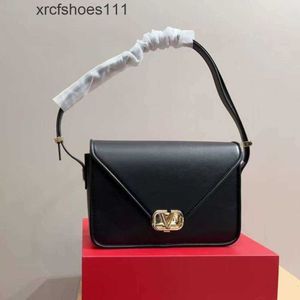 سلسلة صغيرة مقابل الكتف 2024 ليدي سكوير للمعنى الأكياس Vallentiiino Designer بسيط متعدد الاستخدامات Crossbody Light Light Bag New 3GQ1 QR38