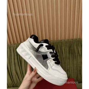 Casual Stud Sole Sneakers äkta tränare Designer Kvinnor Valentyno läderskor 2024 Män vlogoo Ny par stil tjock nitsport liten vit 4whx