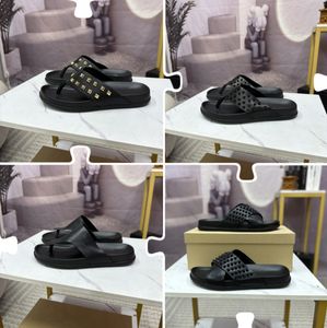 24SS Summer's Men's Slippers Классические шипные плоские шипы скользит сандал с толстыми резиновыми красными подошвами шлепанцы повседневные модные заклепки