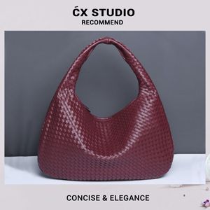 2024 New Crescent Women 's Bag 완전히 수제 손으로 짠 만두 가방 세련되고 다재다능한 유럽 및 미국 스타일 어깨 어깨 너머