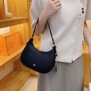 Gün Paketleri 2024 Yeni Hilal Kadın Trendi Moda Koltuk Altyapı Çok yönlü küçük figür tek omuz banliyö boş zaman çantası kadın