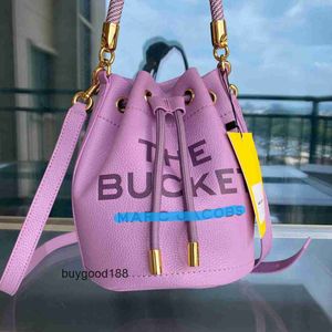 럭셔리 디자이너 Miozij Bucket Bag 2024 여름 버킷 백 큰 용량 드로 스트링 핸드 헬드 어깨 크로스 바디 여성