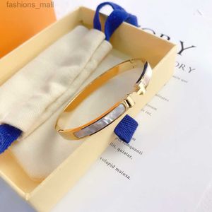 Designer Bangle Design Armband Kvinnor smycken Guldpläterad rostfritt stål bröllopälskare gåva armband grossist