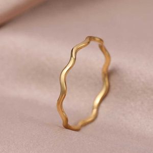 Band Rings Stainless steel ring minimalist wave lamp luxurious elegant fashionable couple ring womens jewelry wedding fashionable and exquisite gift Q240427