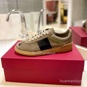 Mode echte Valentyno -Paar unten 2024 Frühling Neue Sneakers Leder Casual Schuhe Low Top Trainer Training flacher Gestüt Designer Schnüren Sport Frauen U5SL