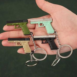 Gun Toys Tot Taban Keychain Alaşım G17 P18C MINI Tüm Metal Model Oyunu Işıklar Anahtarlık Tabanca Oyuncak Doğum Günü Hediyesi T240428