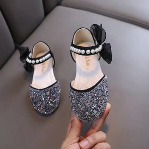 2024 Kids Sandal Sandal Summer Lace Bowtie Sapatos de princesa elegantes para meninas moda de moda Doces vestir sandálias planas para casamento 240416