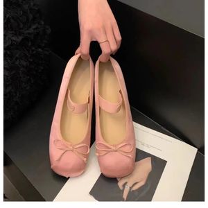 Мария Джейн обувь женская обувь круглый ноги плюс размер женская обувь лука шелковые атласные балетные балеты весна/осенние квартиры женские туфли 240418