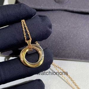 Högkvalitativ lyxhalsband Cartter Classic Three Color Ring med glänsande yta och sammanlåsande krage kedje cirkulär hänge för kvinnor