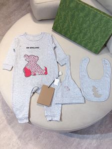 Neugeborener Designer Baby Jumpsuit 3-teiliges Set kurzärmeligte Baumwoll-Overall für Kinderkleidung, Buchstabe bedruckter Babykletteranzug für Mädchen Lätzchen Hutgröße 3m-12m 90